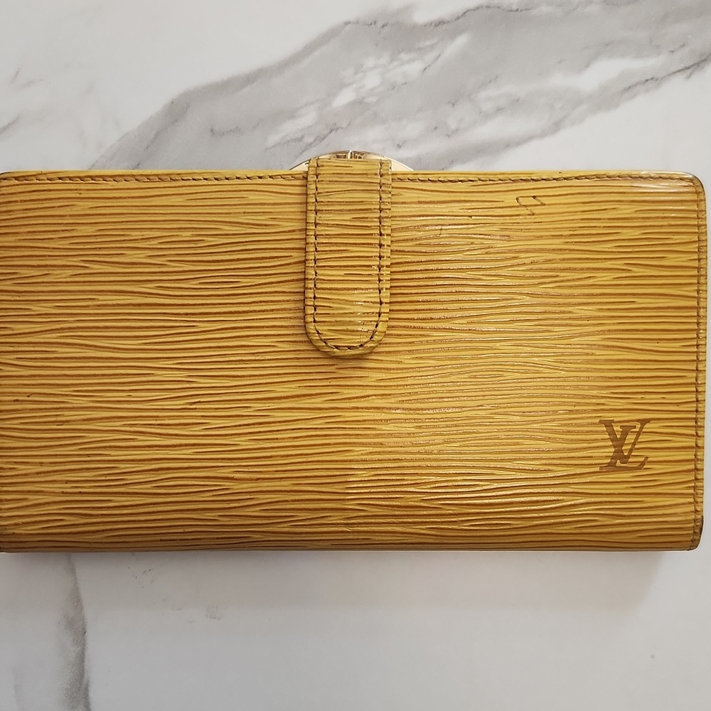 LV Kiss Lock EPI Wallet. Gorgeous Long Wallet In Striking Yellow And Purple! - Picture 6 of 13